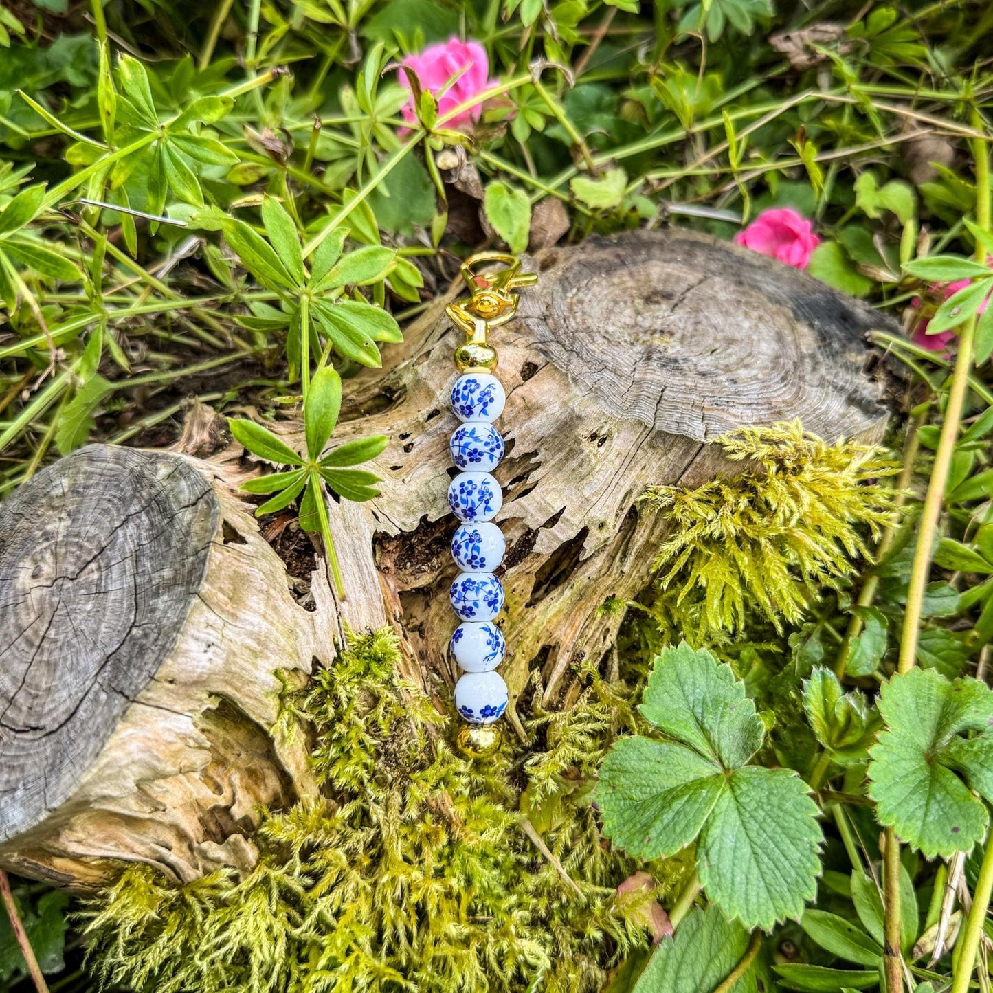 Schlüsselanhänger mit blauen Blumenperlen - Handgemachtes Accessoire im Vintage-Look 💙