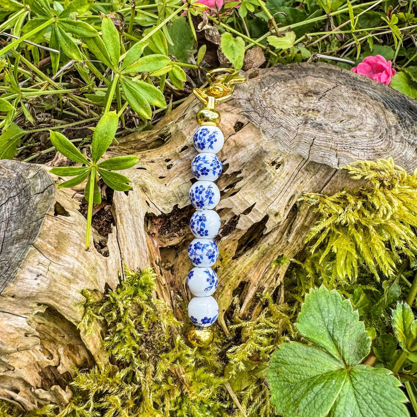 Schlüsselanhänger mit blauen Blumenperlen - Handgemachtes Accessoire im Vintage-Look 💙