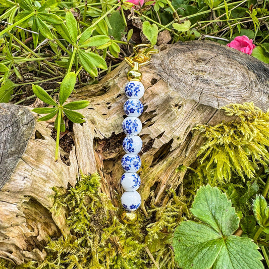 Schlüsselanhänger mit blauen Blumenperlen - Handgemachtes Accessoire im Vintage-Look 💙