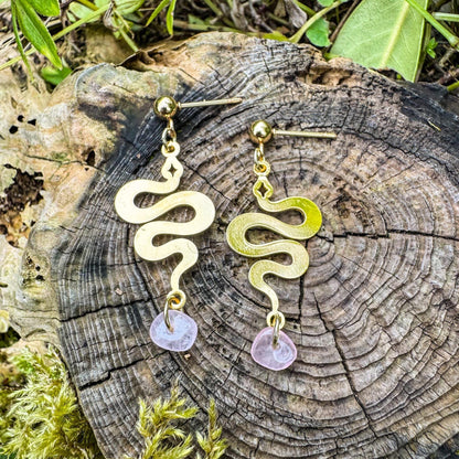 Magische Schlangen-Ohrringe mit Rosenquarz - Bezauberndes Schmuckstück mit goldener Schlange 🐍🩷