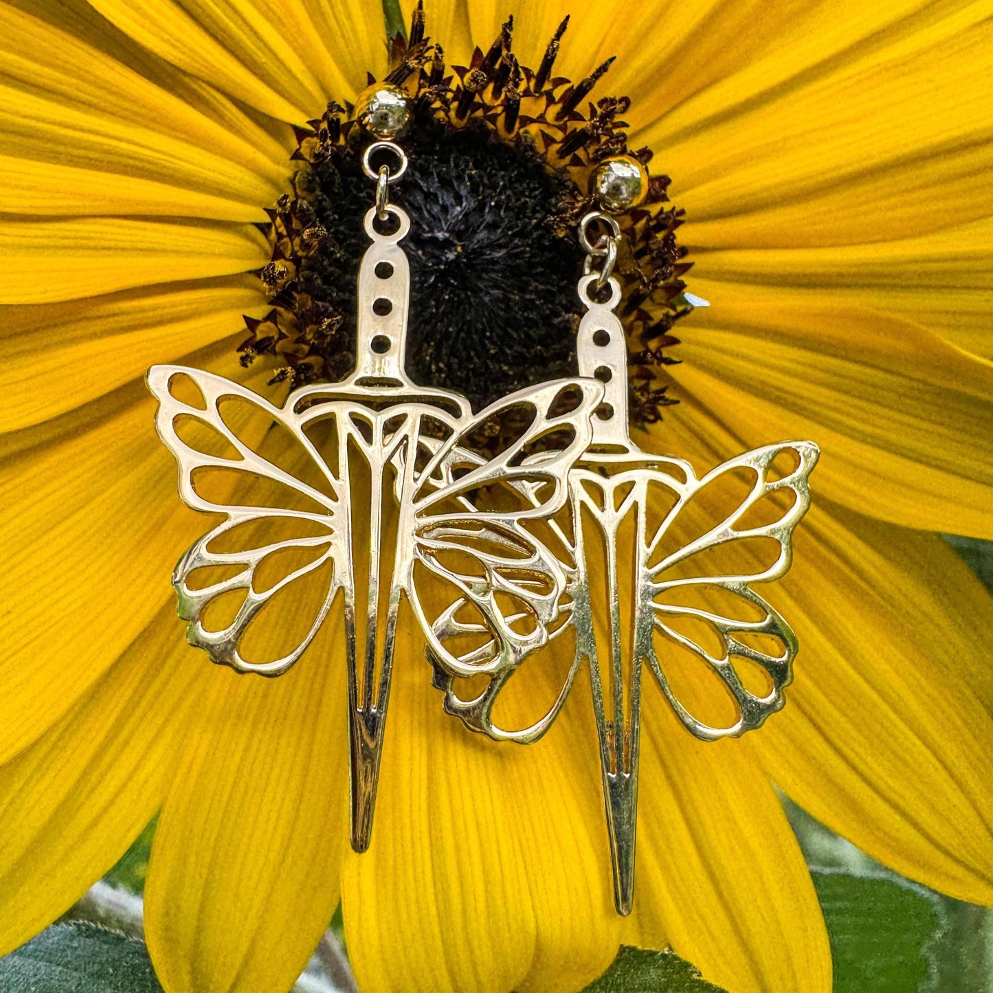 Feenhafte Schwert-Ohrringe - fantasievolles Schmuckstück mit Schwert und Feenflügeln ⚔️🧚