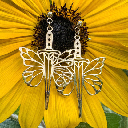 Feenhafte Schwert-Ohrringe - fantasievolles Schmuckstück mit Schwert und Feenflügeln ⚔️🧚