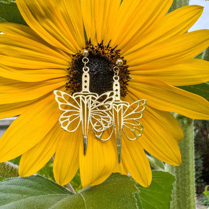 Feenhafte Schwert-Ohrringe - fantasievolles Schmuckstück mit Schwert und Feenflügeln ⚔️🧚