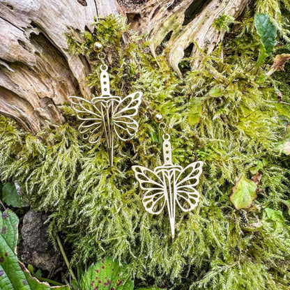 Feenhafte Schwert-Ohrringe - fantasievolles Schmuckstück mit Schwert und Feenflügeln ⚔️🧚