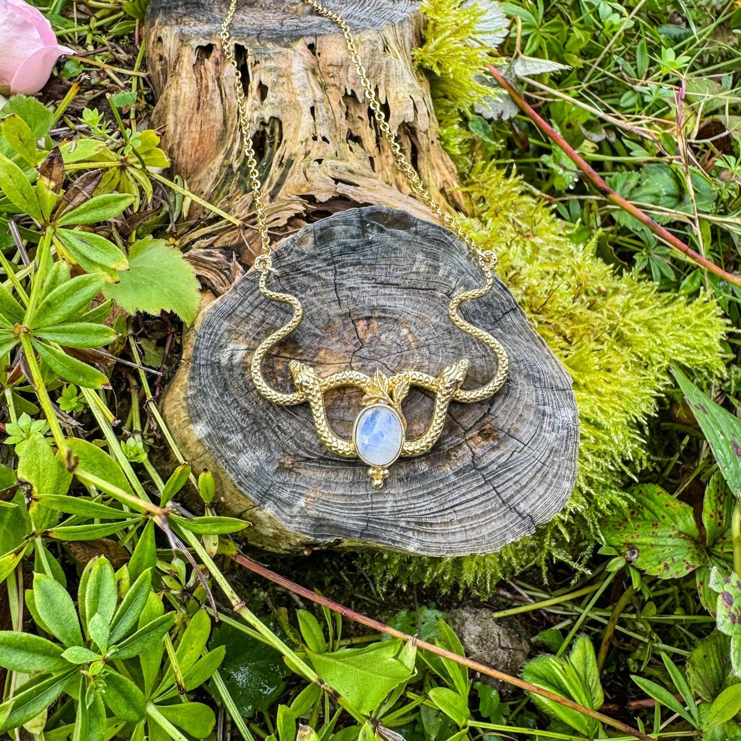 Schlangen-Anhänger mit Edelstein - Mystisches Schmuckstück mit natürlichem Mondstein 🩵🌙