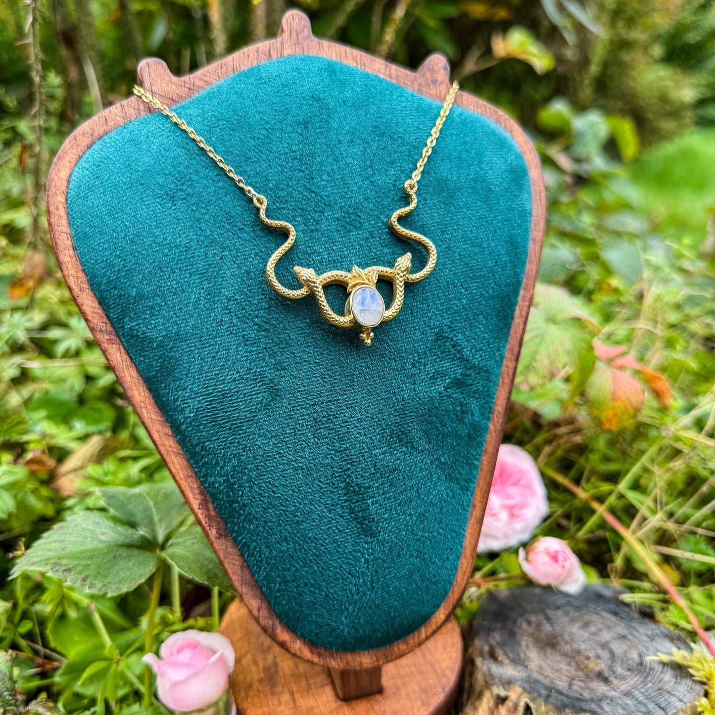 Schlangen-Anhänger mit Edelstein - Mystisches Schmuckstück mit natürlichem Mondstein 🩵🌙