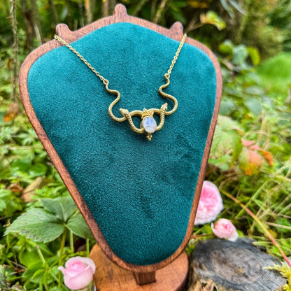 Schlangen-Anhänger mit Edelstein - Mystisches Schmuckstück mit natürlichem Mondstein 🩵🌙