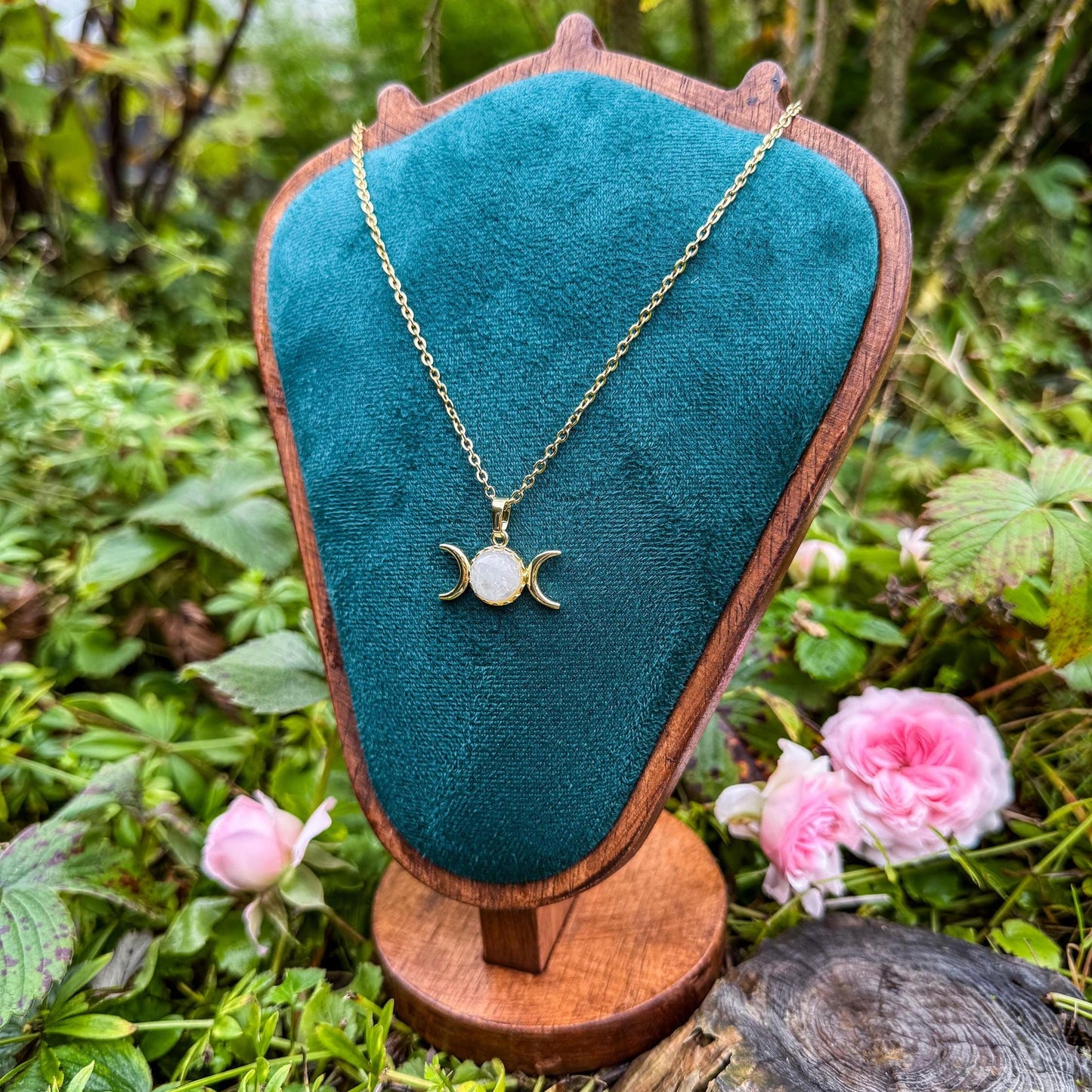 Dreifach-Mond-Anhänger mit Edelstein - Magisches Schmuckstück mit natürlichem Bergkristall 🤍✨