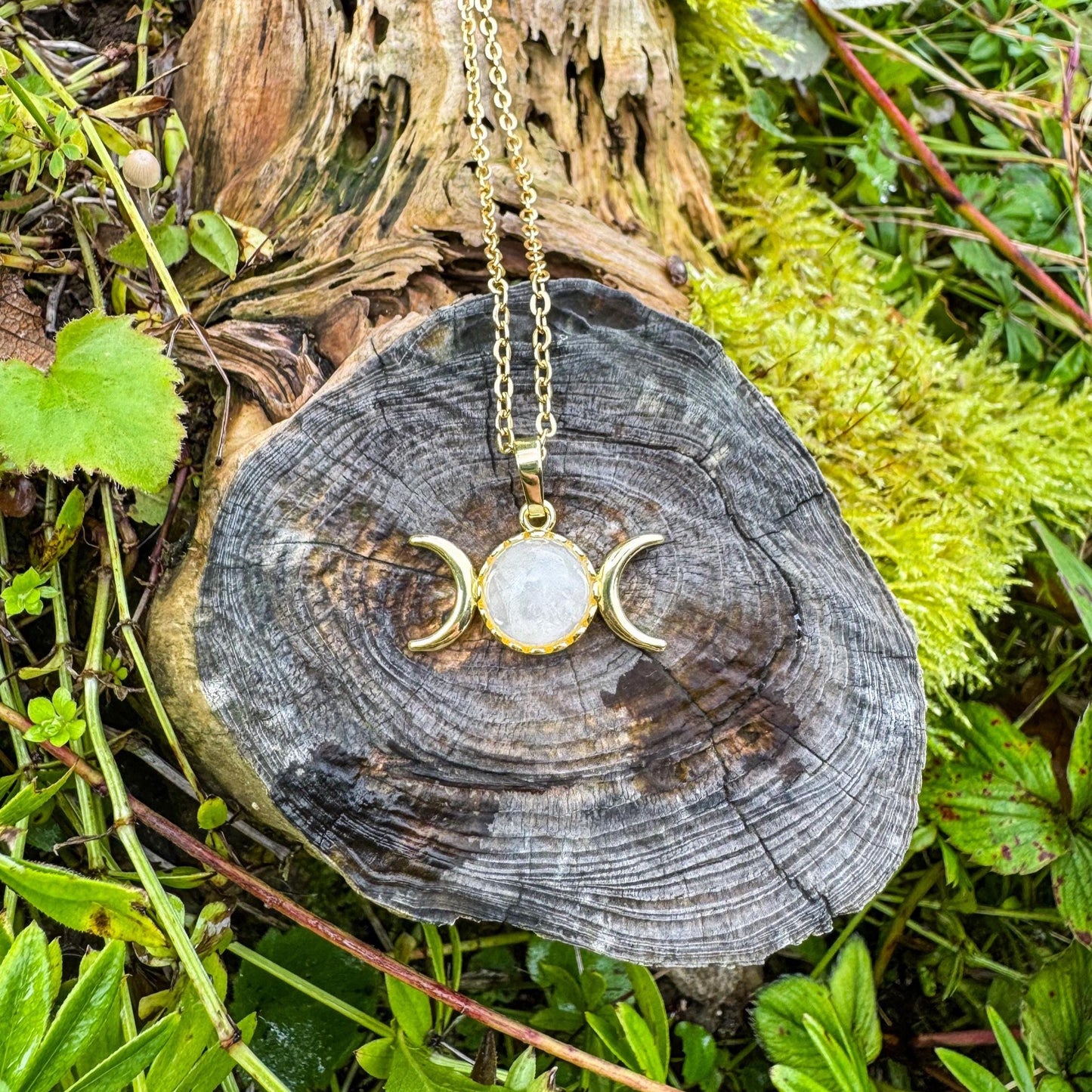 Dreifach-Mond-Anhänger mit Edelstein - Magisches Schmuckstück mit natürlichem Bergkristall 🤍✨