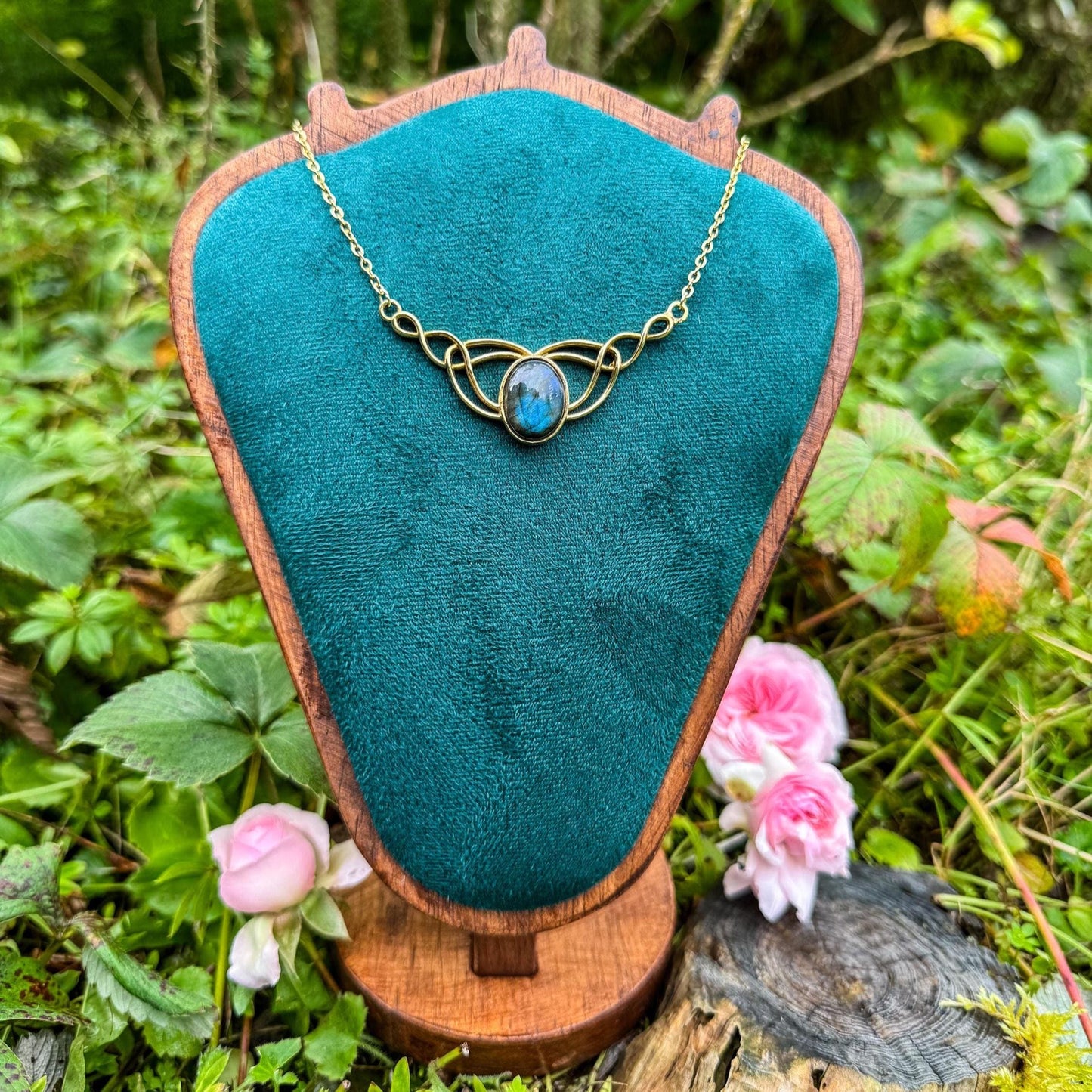 Elfen-Anhänger mit Edelstein - Magisches Schmuckstück mit natürlichem Labradorit 🩵✨