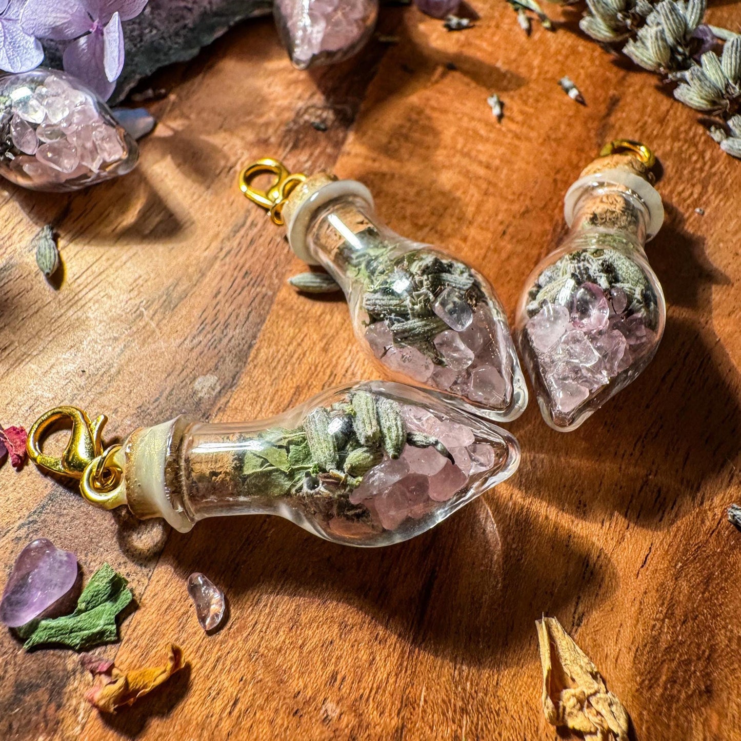 Zauberfläschchen mit Rosenquarz, Lavendel und Pfefferminz - Seelische Heilung und Harmonie im Herzen in einem kleinen Gefäß 💕🌿