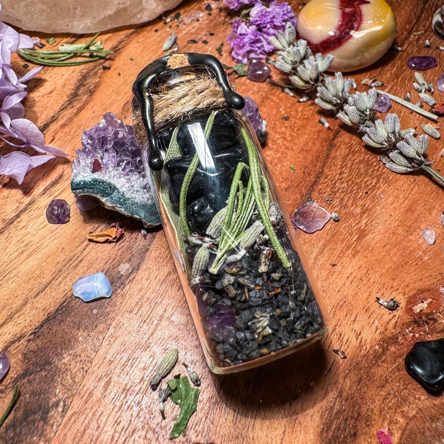 Zauberfläschchen mit Obsidian und Kräutern - Schutz und Balance in einem kleinen Gefäß 🖤🌿