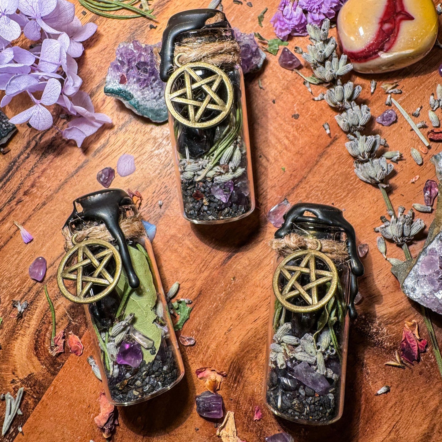 Zauberfläschchen mit Obsidian und Kräutern - Schutz und Balance in einem kleinen Gefäß 🖤🌿