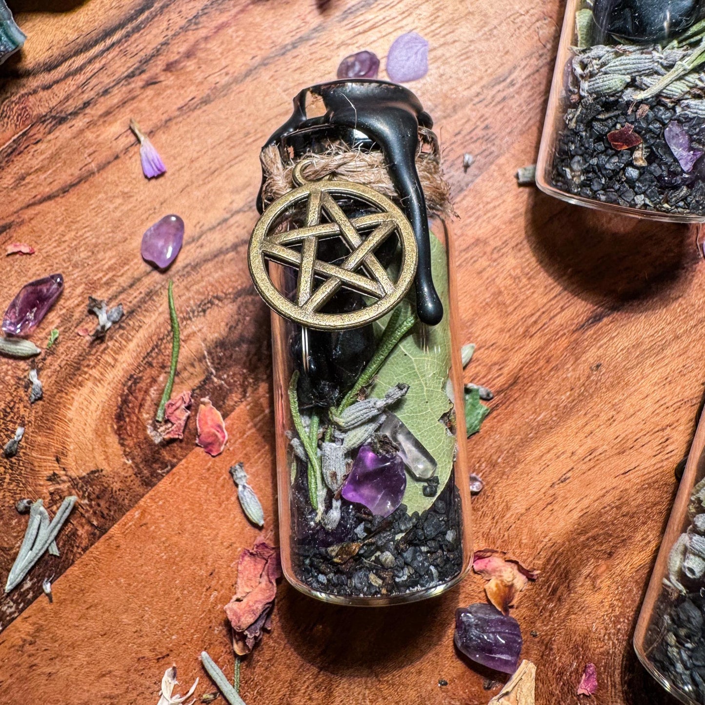 Zauberfläschchen mit Obsidian und Kräutern - Schutz und Balance in einem kleinen Gefäß 🖤🌿