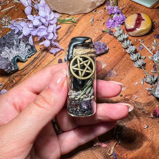 Zauberfläschchen mit Obsidian und Kräutern - Schutz und Balance in einem kleinen Gefäß 🖤🌿
