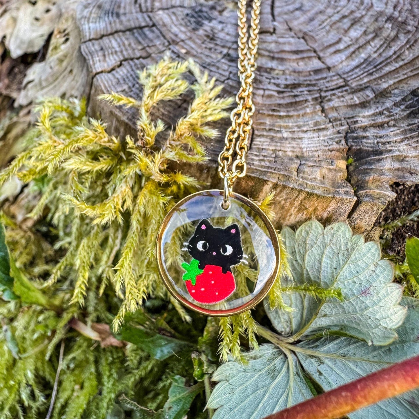 Katzen-Erdbeer-Anhänger - Handgemachtes Schmuckstück mit Kätzchen auf Erdbeere 🍓🐱