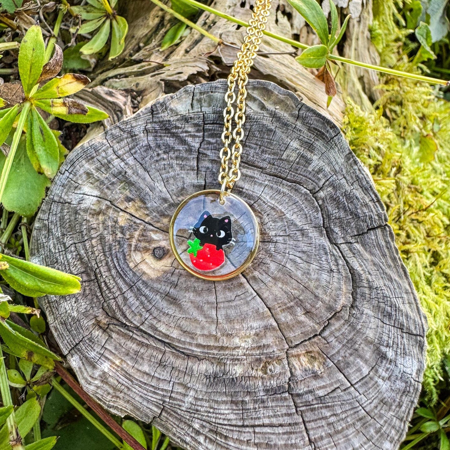 Katzen-Erdbeer-Anhänger - Handgemachtes Schmuckstück mit Kätzchen auf Erdbeere 🍓🐱