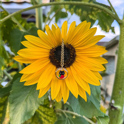 Katzen-Erdbeer-Anhänger - Handgemachtes Schmuckstück mit Kätzchen auf Erdbeere 🍓🐱