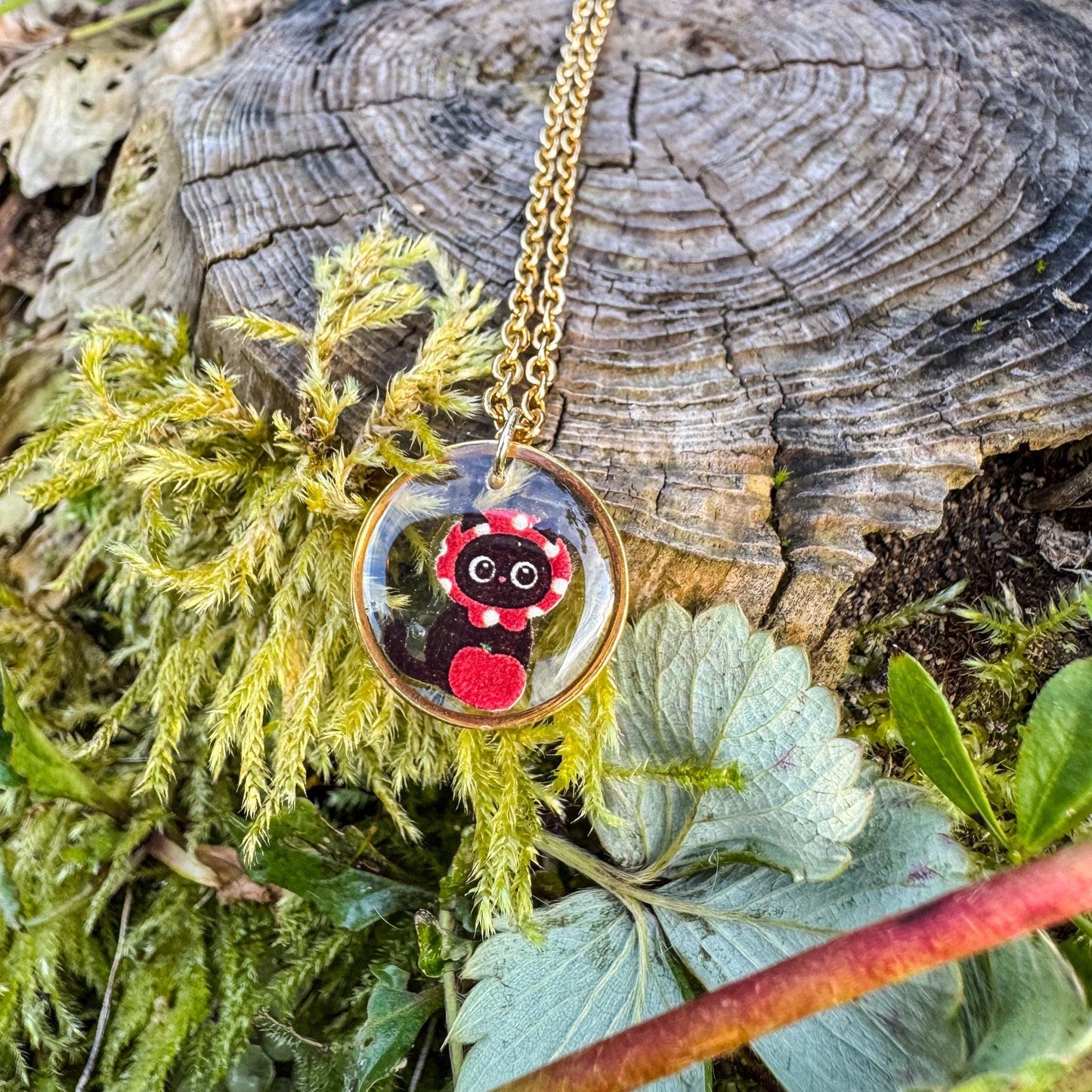 Katzen-Rotkäppchen-Anhänger - Handgemachtes Schmuckstück mit Rotkäppchen-Katze 🍎🐱