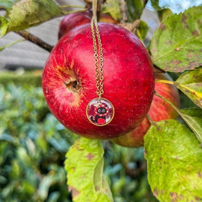 Katzen-Rotkäppchen-Anhänger - Handgemachtes Schmuckstück mit Rotkäppchen-Katze 🍎🐱