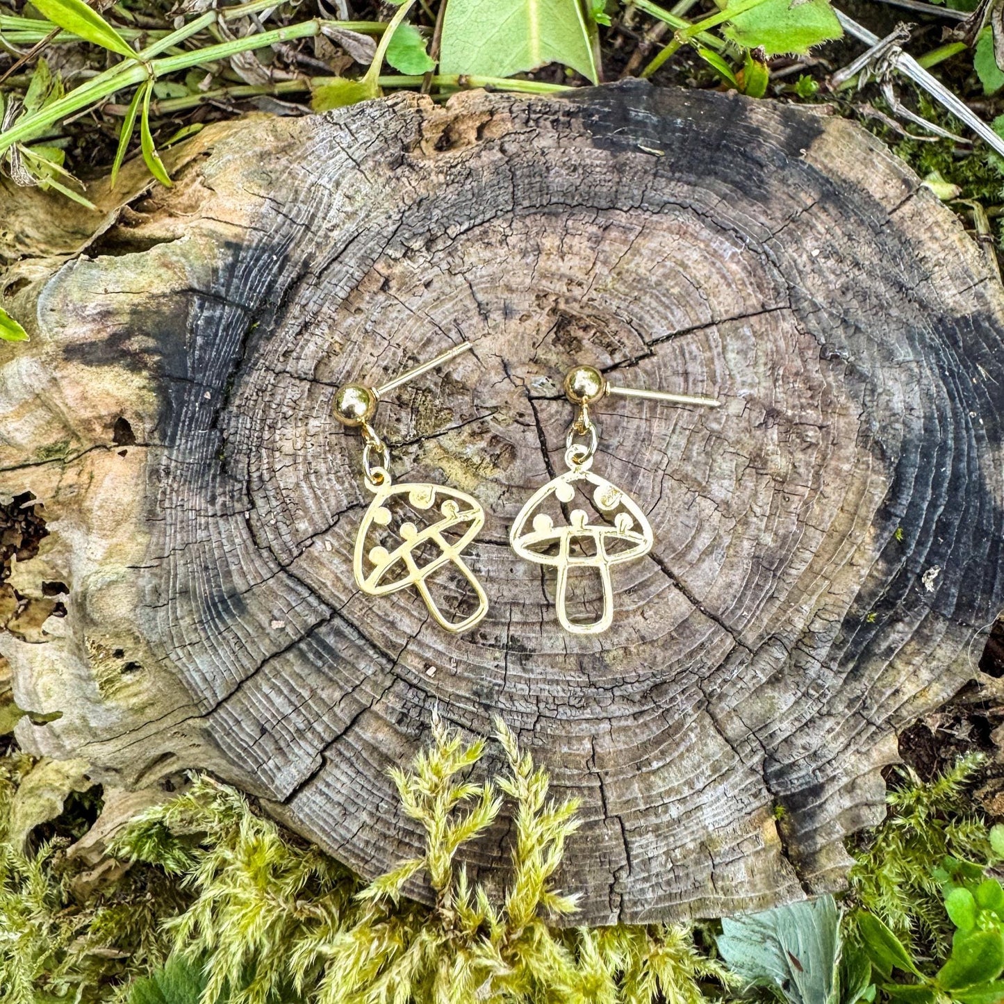 Fliegenpilz-Ohrringe - Magisches Schmuckstück mit goldenen Pilzen 🍄