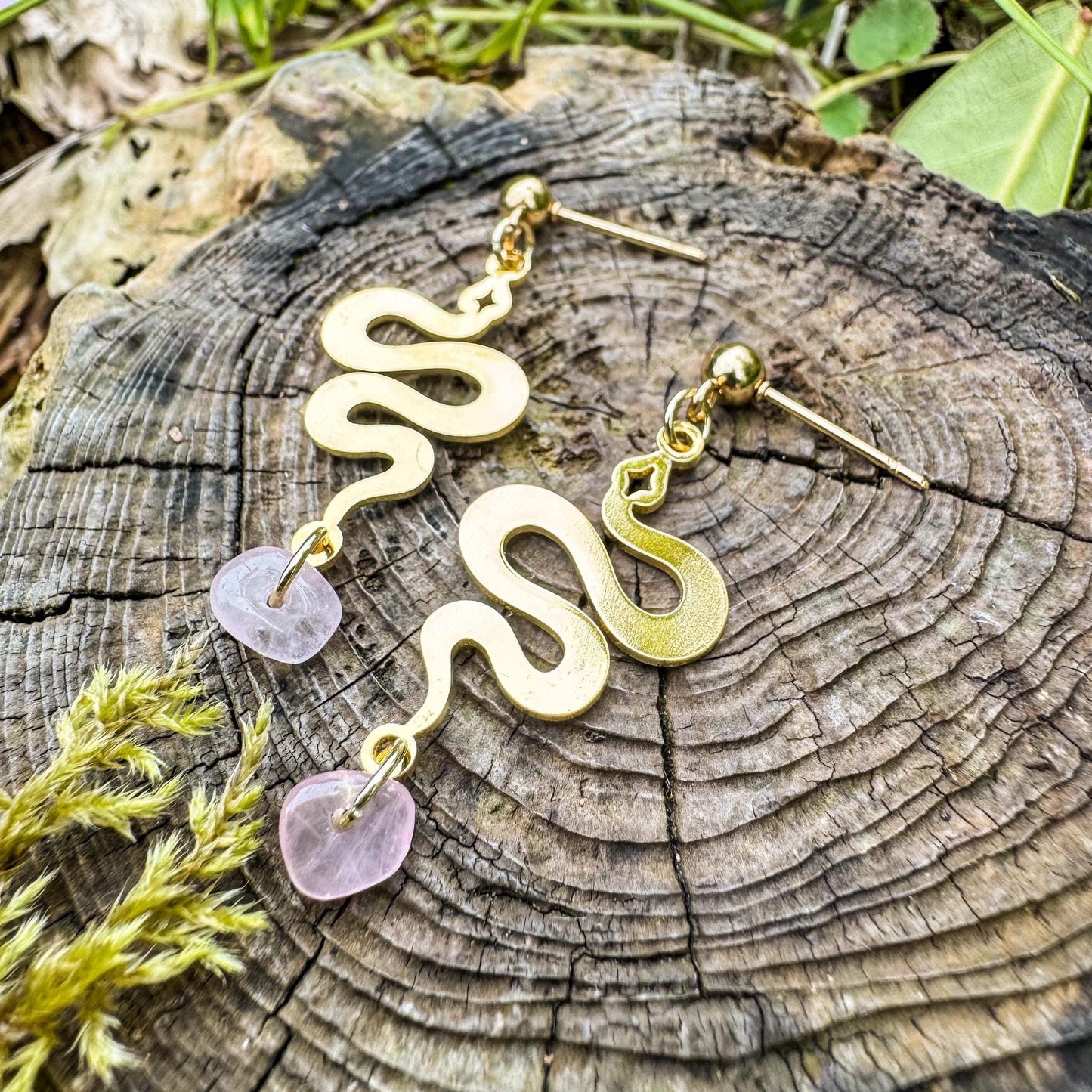 Magische Schlangen-Ohrringe mit Rosenquarz - Bezauberndes Schmuckstück mit goldener Schlange 🐍🩷