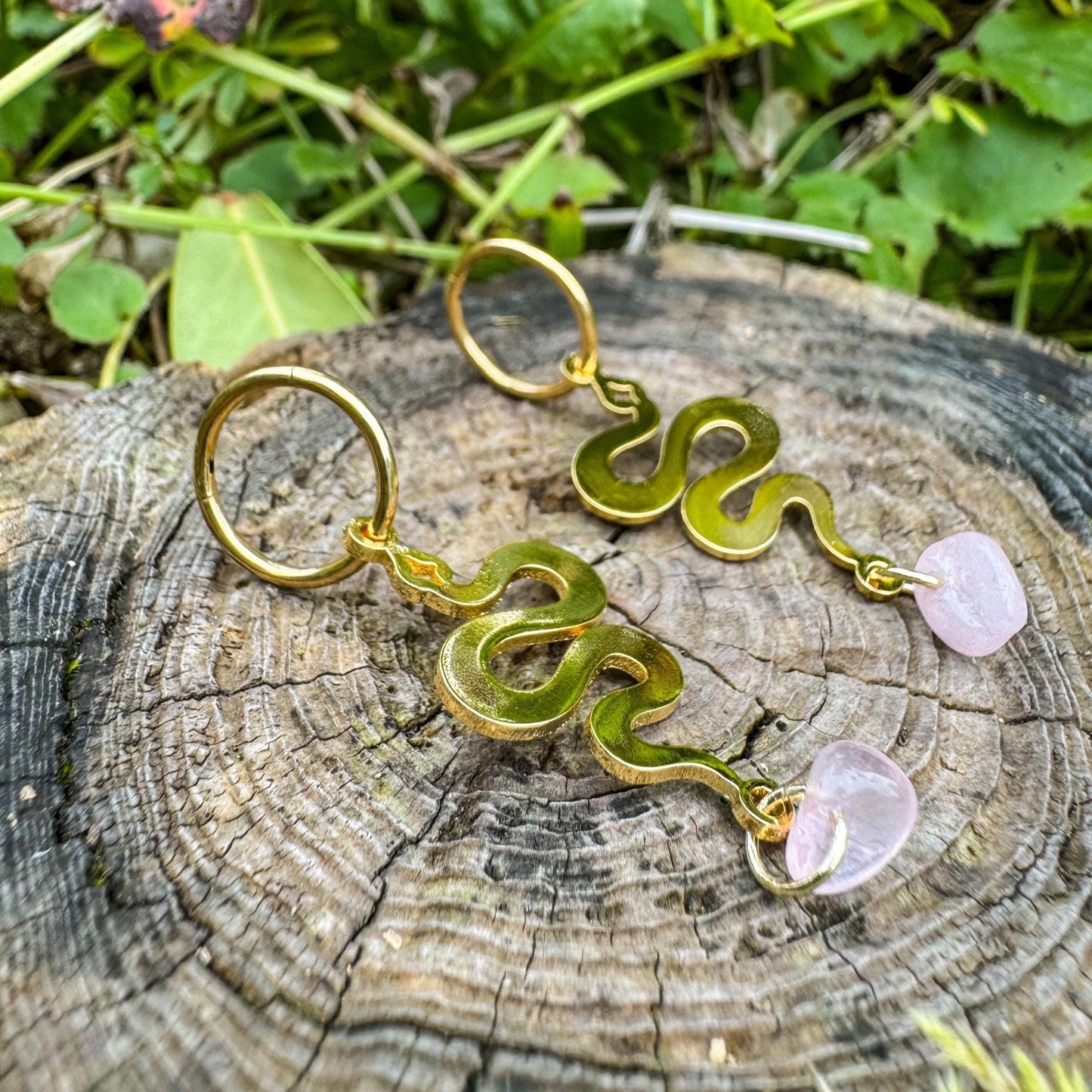 Magische Schlangen-Ohrringe mit Rosenquarz - Bezauberndes Schmuckstück mit goldener Schlange 🐍🩷