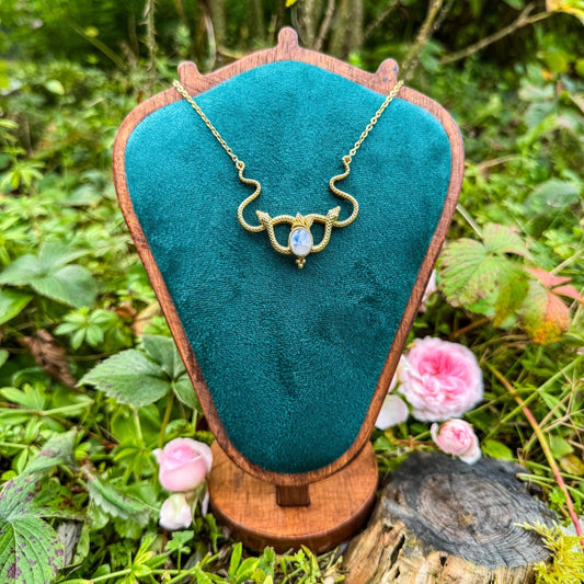 Schlangen-Anhänger mit Edelstein - Mystisches Schmuckstück mit natürlichem Regenbogen Mondstein (weißer Labradorit) 🩵🌙