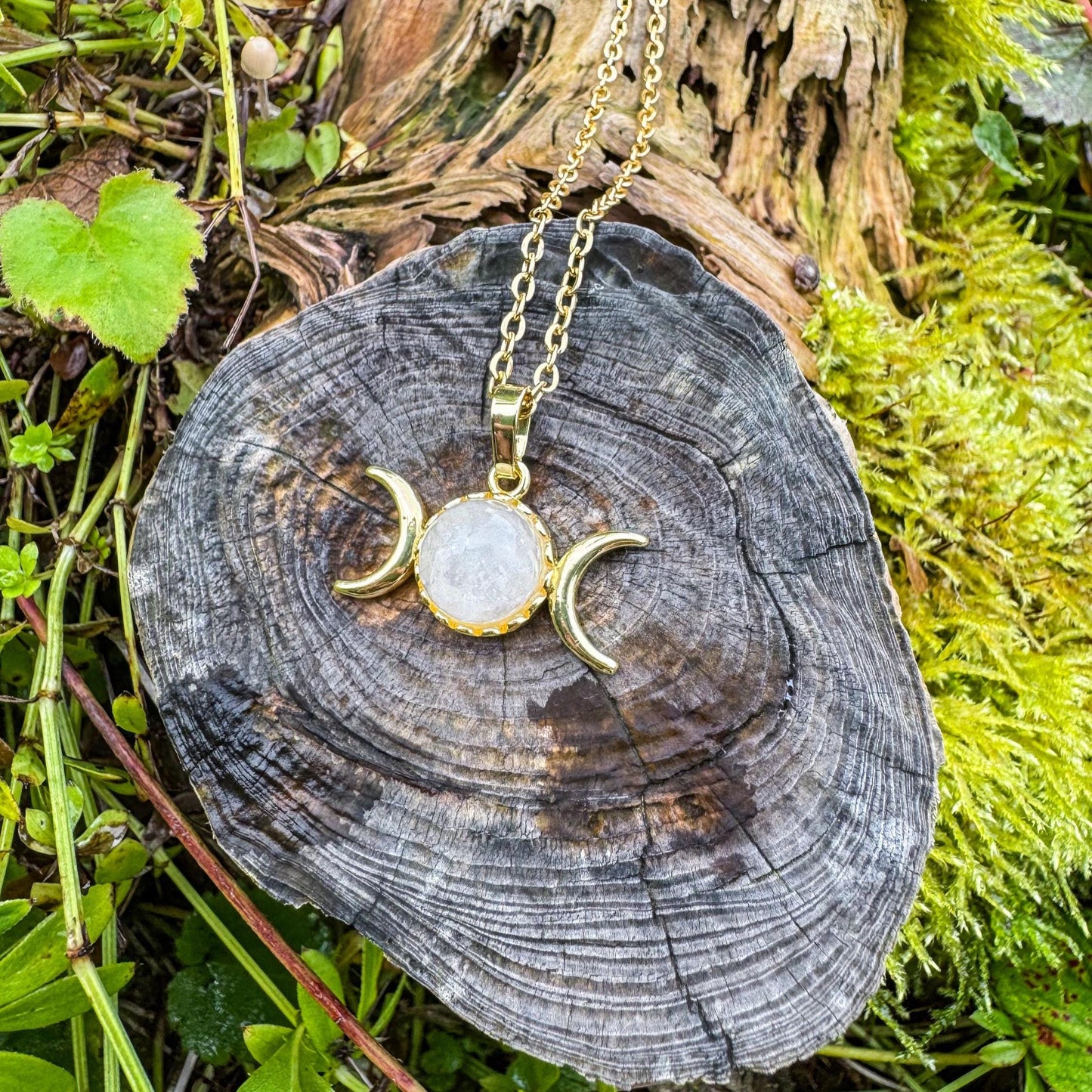 Dreifach-Mond-Anhänger mit Edelstein - Magisches Schmuckstück mit natürlichem Bergkristall 🤍✨