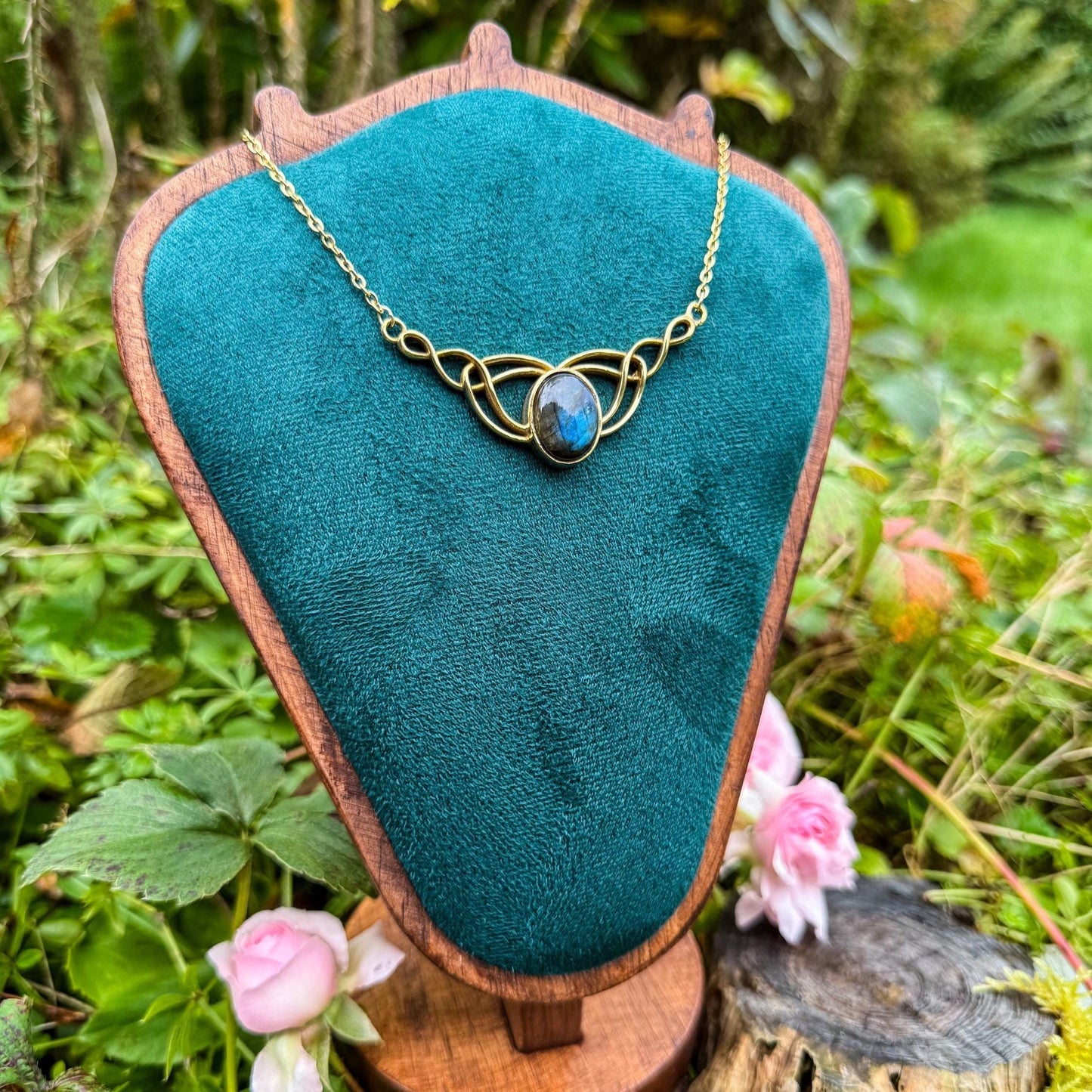 Elfen-Anhänger mit Edelstein - Magisches Schmuckstück mit natürlichem Labradorit 🩵✨